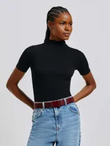 Camiseta verde claro de tela acanalada, con cuello alto y mangas cortas.