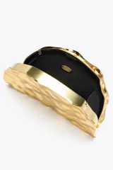 Bolso rígido con forma de media luna, color dorado, con efecto metalizado y cierre imantado. Incluye asa de cadena metálica extraíble para usar como bandolera.