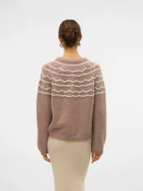 Sweater color lila de punto con cuello redondo y manga larga, con diseño de ondas blancas en la parte superior.
