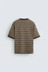 Camiseta regular fit de punto tejido con hilatura de algodón. Tiene cuello redondo, manga corta y acabados en rib.
