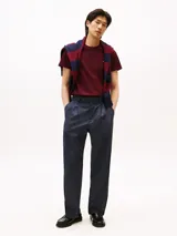 Remera de hombre Tommy Hilfiger color borgoña, de corte slim fit, cuello redondo y manga corta. Logo de la marca bordado en el pecho.