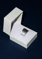 Anillo ancho de plata 925 con textura martillada. Diseño hipoalergénico.