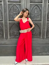Mono de fiesta rojo con escote en V, breteles finos con apliques de strass y corte palazzo.