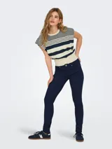 Top tejido sin mangas con cuello redondo y corte regular. Diseño a rayas horizontales en color crema y azul marino. Confeccionado en punto plano, combina confort, flexibilidad y un look limpio, ideal para usar en cualquier temporada.