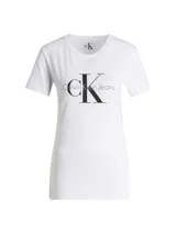 Remera blanca de algodón con cuello redondo y mangas cortas. Estampado frontal con el logo "CK Calvin Klein Jeans" en negro.