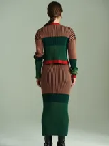 Falda midi acanalada con diseño a rayas verticales en tonos rosados, celestes y blancos.