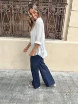 Conjunto de dos piezas: camisa de seda color beige claro, de manga larga y corte holgado, y una musculosa a tono.