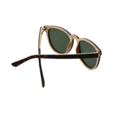 Lentes de sol con montura de madera color marrón oscuro y lentes verdes.