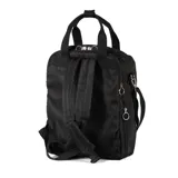 Bolso matero negro con diseño acolchado, doble asa de mano y correa bandolera regulable. Cuenta con acceso con cierre doble, dos bolsillos externos con cierre, un bolsillo interno con cierre y dos bolsillos internos abiertos. Interior forrado en tela de algodón y poliéster.