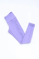 Calza deportiva larga color verde militar, de tiro alto y largo hasta el tobillo.