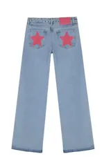 Pantalón de jean gris oscuro con corte recto y bolsillos traseros con apliques de estrellas rojas.