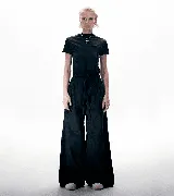 T-shirt blanca de algodón, corte slim con cuello alto y mangas cortas. Presenta costuras estilo corset que se ajustan al cuerpo.