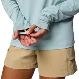 Remera de manga larga celeste con protección solar UPF 50, tecnología Omni-Freeze para regular la temperatura y Omni-Wick para secado rápido. Tiene puños con orificios para los pulgares y presilla para lentes de sol en la manga.