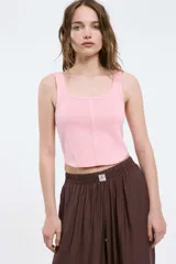 Top corto rosado de punto canalé, con breteles anchos y escote cuadrado.