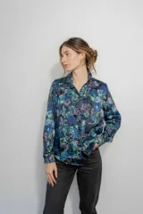 Camisa de seda con estampado floral en tonos azul, verde y rosa. Corte clásico con tablón en la espalda y cierre frontal con botones.