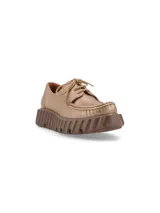 Zapato acordonado de cuero metalizado color dorado, con plataforma acanalada y plantilla de cuero.