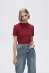 Remera blanca de viscosa con cuello alto y manga corta.