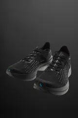 Zapatilla deportiva para correr largas distancias, color gris y negro, con parte superior de tejido de punto transpirable y suela de TPE-A. Cuenta con placa de carbono interna, plantilla interior OrthoLite®, stack de 39 mm y drop de 8 mm. Marca Zara Athleticz.