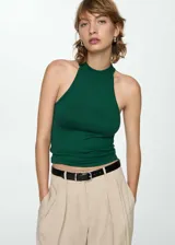 Top verde esmeralda de tejido de punto fino, cuello halter y diseño entallado.