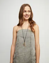 Colgante largo con cordón negro efecto seda y dije de corazón dorado con cristal negro en el centro.