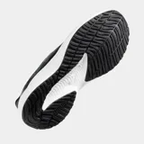 Championes de running Joma modelo Rodio, color negro con detalles en azul celeste. Presentan una capellada de malla transpirable y una suela gruesa de espuma blanca.