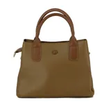 Cartera marrón con textura granulada, doble asa corta y correa larga desmontable.