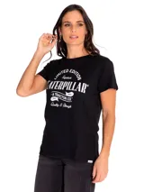 Remera negra de manga corta para mujer, con estampado frontal de la marca Caterpillar en color blanco. Etiqueta con el logo de Caterpillar en el dobladillo.