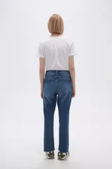 Pantalón de jean color beige, de corte recto y largo cropped.
