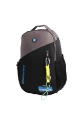 Mochila de dos tonos, gris topo en la parte superior y negro en la inferior, con logo vertical de Discovery en azul. Posee un bolsillo frontal con cierre y un accesorio colgante amarillo neón con mosquetón. Incluye bolsillo lateral de malla.