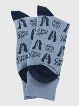 Medias de vestir para hombre, color celeste claro, con estampado repetitivo de la cabeza de un perro (posiblemente un Basset Hound, mascota de Hush Puppies), el logo "Hush Puppies" y el texto "Since 1958" en color azul oscuro. El talón y la punta son de color azul oscuro liso.