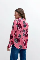 Camisa clásica de manga larga color rosado con estampado floral en tonos fucsia, gris y negro.