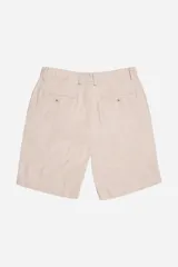 Bermuda tipo china confeccionada en una mezcla de lino y algodón en color beige. Presenta bolsillos laterales, bolsillos traseros de ojal, presillas para cinturón y cierre frontal con botón y cremallera.