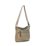 Bandolera color beige con correa larga regulable combinada a tono. Tiene dos bolsillos frontales con cierre, apertura superior con cierre, división interna, bolsillos internos y bolsillo trasero con cierre.