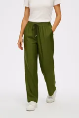 Pantalon de rayón con cintura elástica y cordón de ajuste, corte slouchy de calce alto y bolsillos laterales.