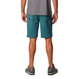 Short de hombre color verde oliva, con bolsillos laterales y traseros con cierre. Protección solar UPF 50 y repelencia al agua.