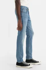 Pantalón jean de corte slim, color azul medio, con tiro medio y confeccionado en tejido non-stretch.