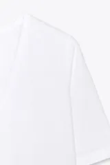 Camiseta color beige de lino con cuello en V y mangas cortas.