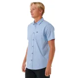 Camisa celeste con microestampado, de manga corta, con bolsillo en el pecho y cierre con botones.