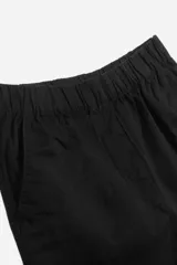 Short de algodón con estampado de rayas verticales finas en tonos celeste y blanco. Presenta cintura elástica fruncida.