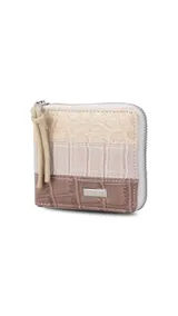 Billetera corta con cierre perimetral, confeccionada en símil cuero con textura croco. Interior con visor, tarjetero, división para billetes y bolsillo monedero con tapa y broche.
