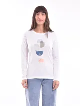 Remera blanca de mangas largas con estampado de círculos de diferentes colores y texturas.