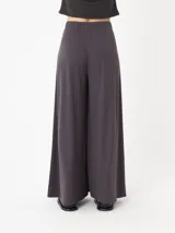 Pantalón de pierna ancha color burdeos, con pretina elastizada y confeccionado en tejido de jersey.