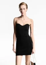 Vestido corto negro de punto con escote corazón y corte ajustado.