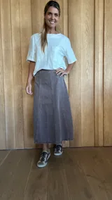 Pollera midi de jean celeste con corte en A y cintura elastizada.