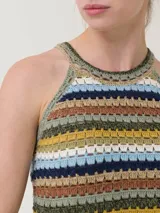 Remera sin mangas tejida al crochet con hilo de algodón orgánico a rayas horizontales de diferentes colores.