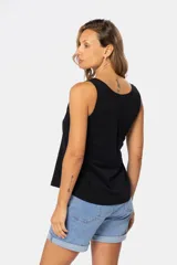 Musculosa negra con escote cuadrado, breteles anchos y bolsillo de parche en el pecho.