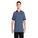 Chomba gris de manga corta con cuello clásico, cierre de dos botones y logo de la marca en el pecho y en la manga.