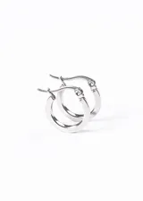 Par de aros tipo argolla de acero quirúrgico plateado, con cierre de clip.