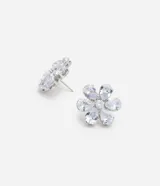 Par de aros tipo botón con forma de flor, hechos en metal plateado con strass y pétalos de zirconia. Cierre a rosca.