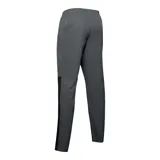 Pantalón deportivo negro de tejido ligero, con logo Under Armour estampado en blanco en la pierna izquierda.